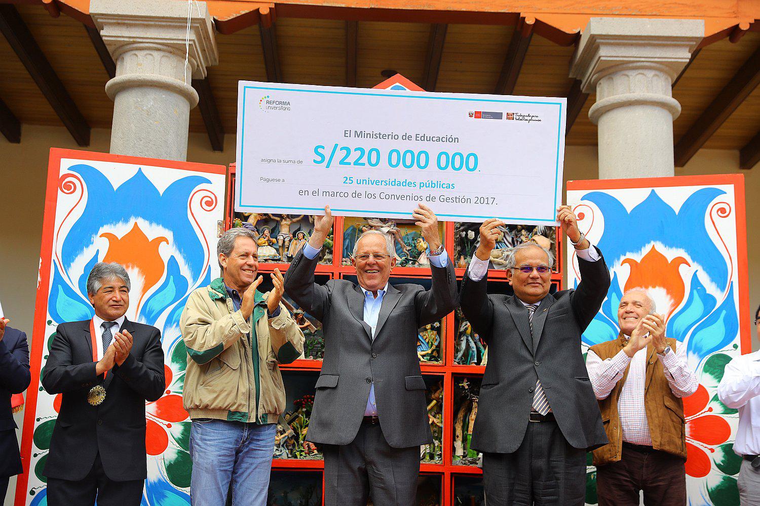 PPK llega a Ayacucho para entregar  220 millones de soles  a universidades públicas (VIDEO)