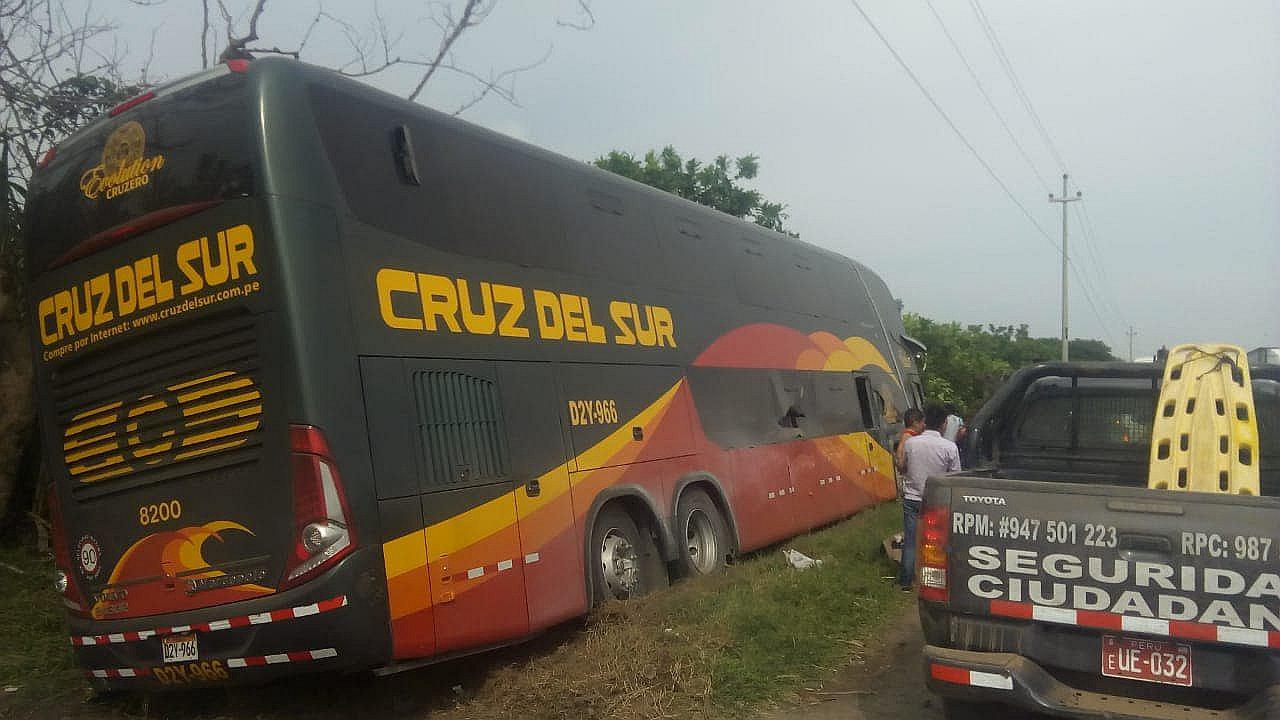 Cinco heridos en choque entre ómnibus de Cruz del Sur y camión cargado con ladrillo 