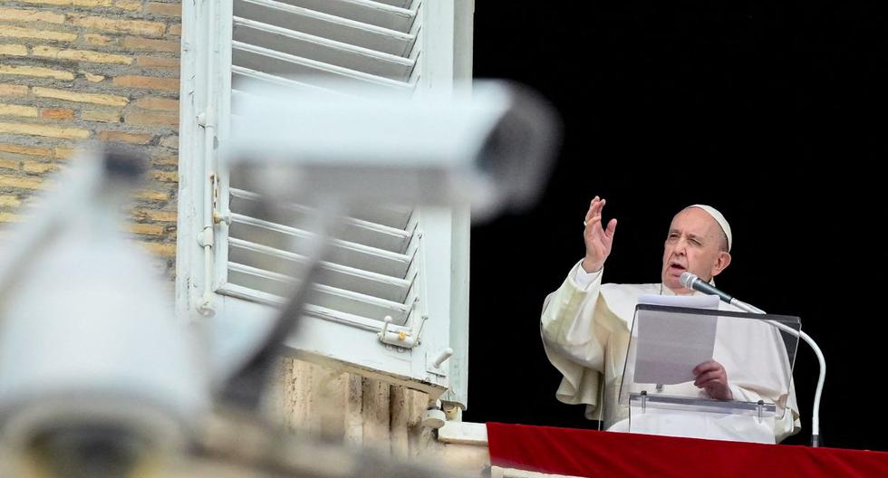 El Papa Francisco habla desde la ventana del palacio apostólico con vista a la plaza de San Pedro en el Vaticano durante la oración semanal del Ángelus el 6 de junio de 2021. (Foto de VINCENZO PINTO / AFP).