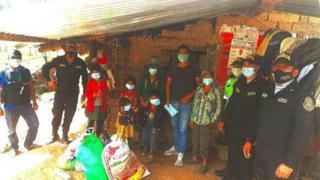Generosos policías donan víveres y ropa a madre de seis niños en extrema pobreza en Piura
