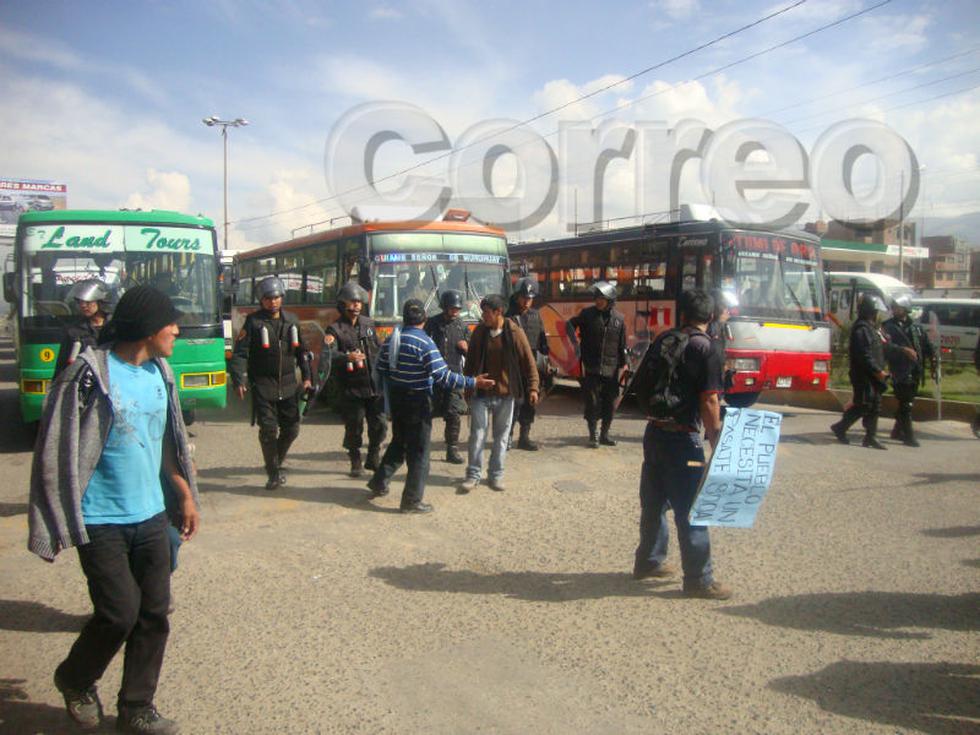 "Acorralan" a transportistas impidiéndoles el paso (VIDEO)