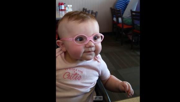 Mira como reacciona una bebé que vio a sus padres tras usar lentes por primera vez