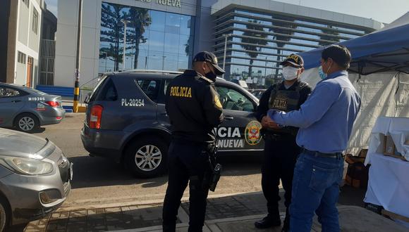 Policía levanto un acta tras denuncia de la EPS Tacna por conexiones clandestinas de la municipalidad de Ciudad Nueva.