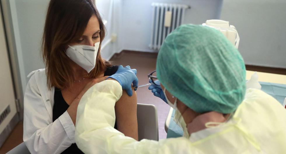 Personal médico administra una vacuna contra el COVID-19 en el interior del hospital Spedali Civili, en Brescia, Italia, 04 de enero de 2021. (EFE/EPA/Filippo Venezia).