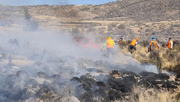 Obreros dejaron la obra para apagar el fuego| Foto: Municipalidad de Polobaya