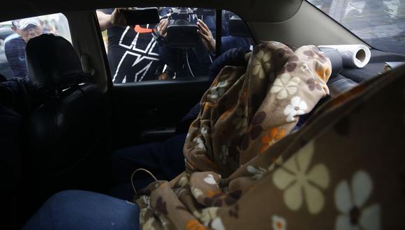 Gabriela Sevilla sale del Hospital Militar en el auto de sus padres, con rumbo desconocido. (Fotos Hugo Curotto/ @photo.gec)