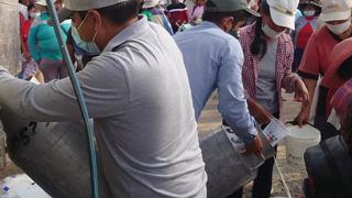 Ganaderos regalan 2 mil litros de leche a pobladores en Arequipa para no desecharla debido a bloqueos (VIDEO)