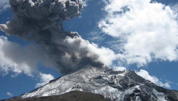 Volcán Ubinas continúa arrojando cenizas