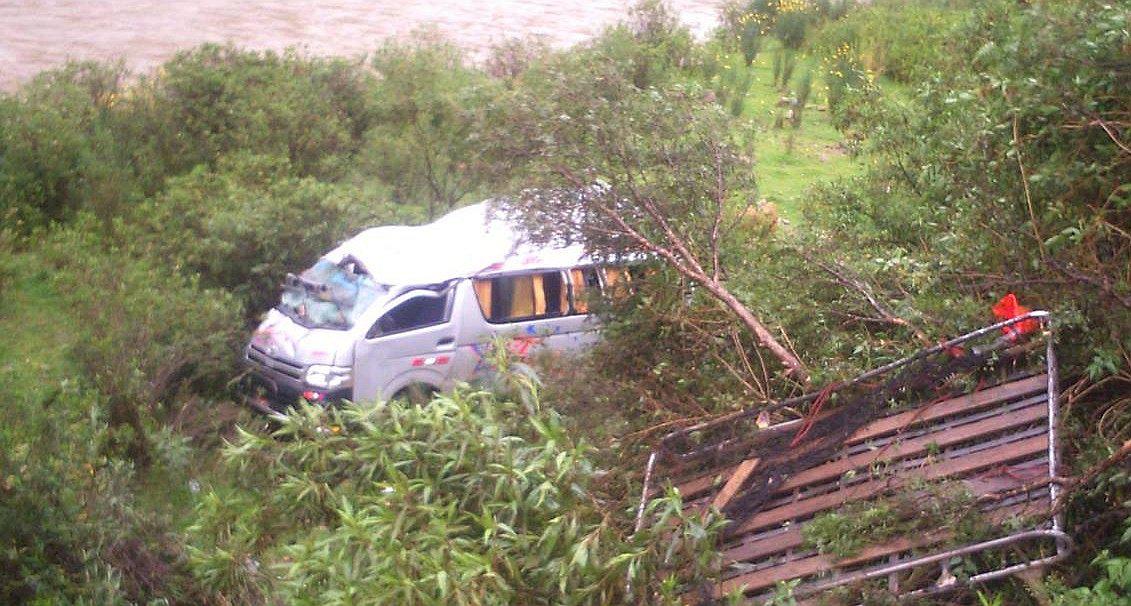Apurímac: Chofer y pasajero graves por despiste de camioneta de empresa Chaska Sureño