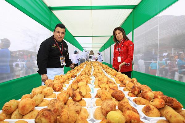 Preparan la papa rellena más grande del mundo