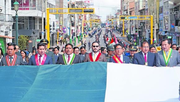 Aniversario: Paseo de la bandera por la Calle Real
