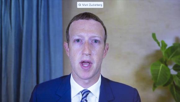 El CEO de Facebook, Mark Zuckerberg, aparece en un monitor mientras testifica de forma remota durante una audiencia para discutir la reforma de la Sección 230 de la Ley de Decencia en las Comunicaciones con las grandes empresas de tecnología. (Foto de MICHAEL REYNOLDS / POOL / AFP)