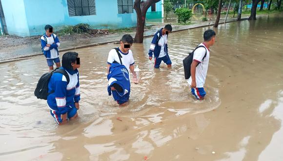 Alumnos del colegio Manuel Scorza, en el distrito de Castilla, se vieron seriamente afectados por las precipitaciones de regular intensidad registradas esta mañana en la región.
