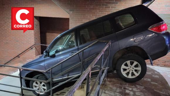 Un automóvil terminó atorado en unas escaleras de un recinto policial y las autoridades aprovecharon la ocasión para enviar un consejo de seguridad a la ciudadanía. | Crédito: Portland Maine Police Department / Facebook