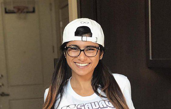 ​Mia Khalifa publicó una foto sin prenda íntima para apoyar a los damnificados del huracán Harvey en EEUU