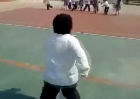 Niño hace trampa en carrera pero igual pierde