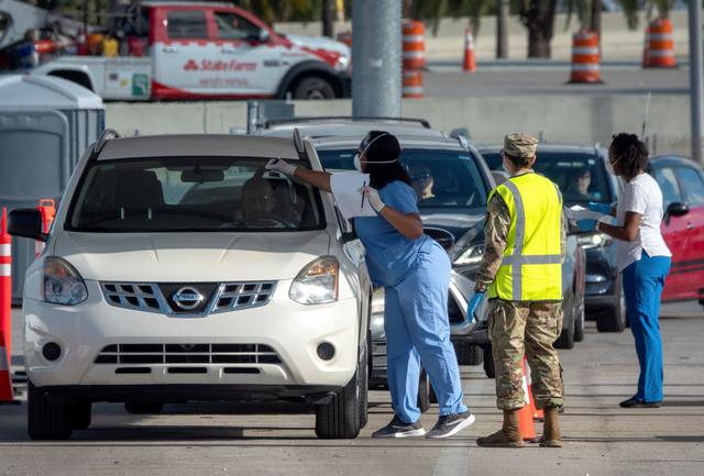 Debido a la escasez de tests, en ellos pueden examinarse solamente las personas mayores de 65 años que presentan síntomas de COVID-19 y tengan prescripción médica, además de los trabajadores de la salud que han estado en contacto con pacientes de coronavirus. (Foto: EFE)