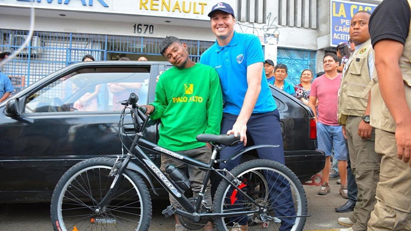 El hombre que salvó una vida rechazó la propuesta de trabajo que le ofreció el alcalde de La Victoria, George Forsyth, porque se encuentra bien como está. Foto: Municipalidad de La Victoria.