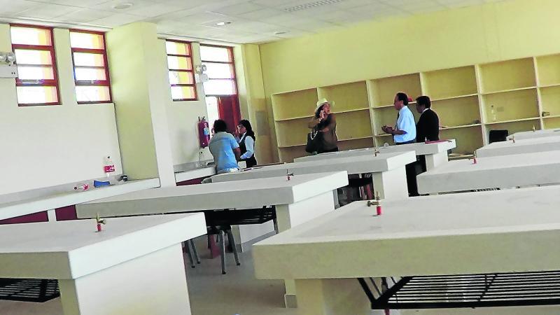 Estudiantes exigen culminación de obras
