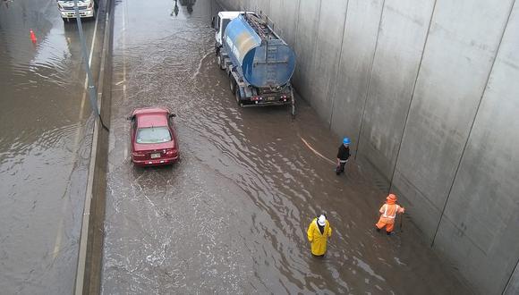 Accidente e inundación en Variante de Uchumayo