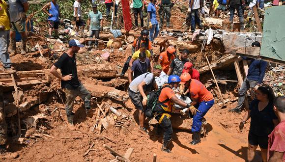 El personal de rescate transporta el cuerpo de una víctima después de una inundación en Barra do Sahy, distrito de Sao Sebastiao, estado de Sao Paulo, Brasil el 21 de febrero de 2023. (Foto de NELSON ALMEIDA / AFP)