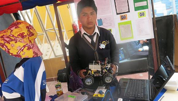 Universidad privada le otorga beca a escolar que fabricó robot con chatarra (VIDEO)