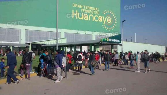 Pasajeros toman Terminal Terrestre Huancayo por alza en precios de pasajes (FOTOS)