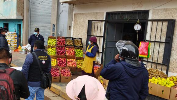 La mercadería incautada, entre frutas y verduras, se encontraba en plena vía pública. (Foto: Difusión)