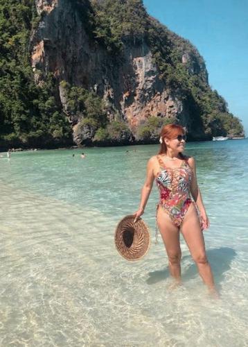 Magaly Medina sorprende en redes sociales al utilizar diminuto bikini