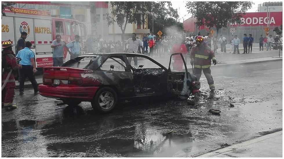 Automóvil arde en llamas y genera zozobra en la Panamericana Norte (FOTOS) 