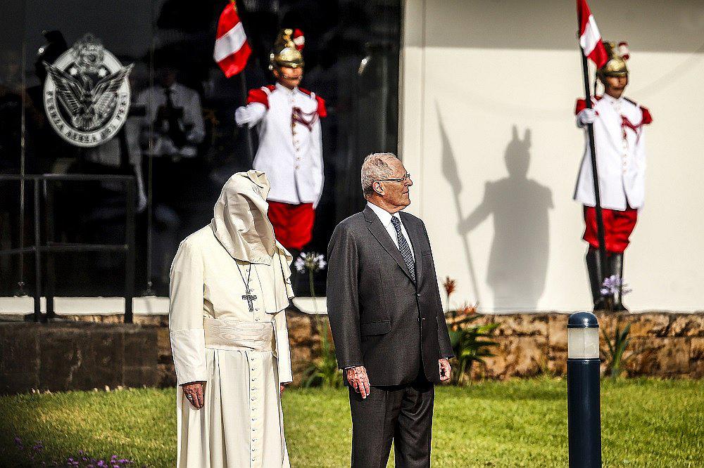 Papa Francisco: viento le juega mala pasada en su llegada a Perú (VIDEO)