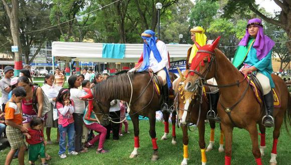 Agentes de Policía Montada de Huánuco se visten de Reyes Magos