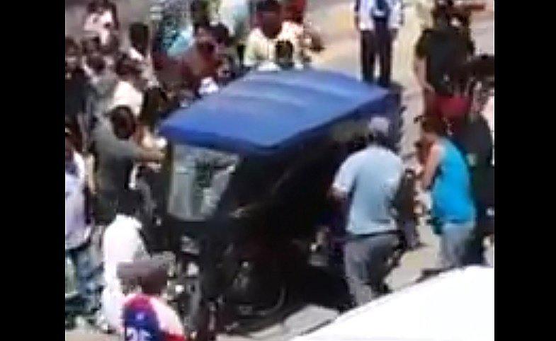 Chiclayo: Pobladores destrozan vehículo de ladrón que huye tras robar celular (VIDEO)