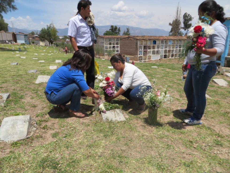 Miles de personas visitan a sus seres queridos en cementerios de Huanta (Fotos)