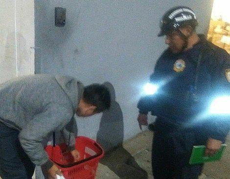 Intervienen a "tendero" tras hurtar frascos de shampoo y chuletas de cerdo (VIDEO)