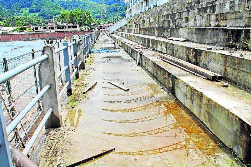 Constatan abandono de estadio municipal  en Oxapampa 