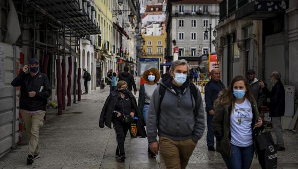 Los portugueses apoyan el uso de la mascarilla obligatoria en exteriores, una medida que busca frenar la reanudación de la epidemia de coronavirus. (PATRICIA DE MELO MOREIRA / AFP)