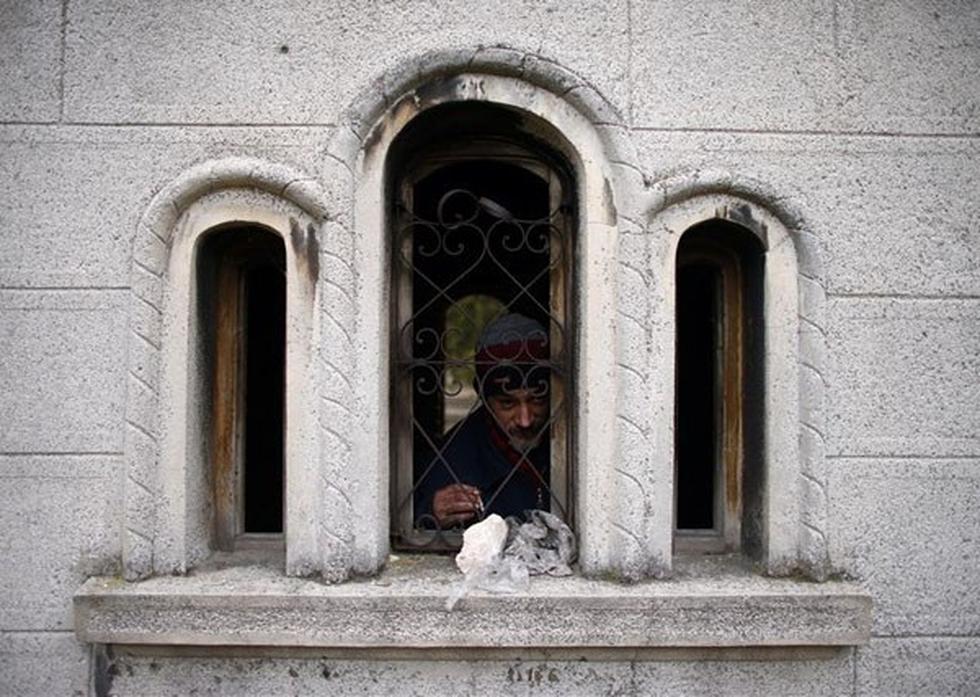 Hombre vive en la tumba de un cementerio