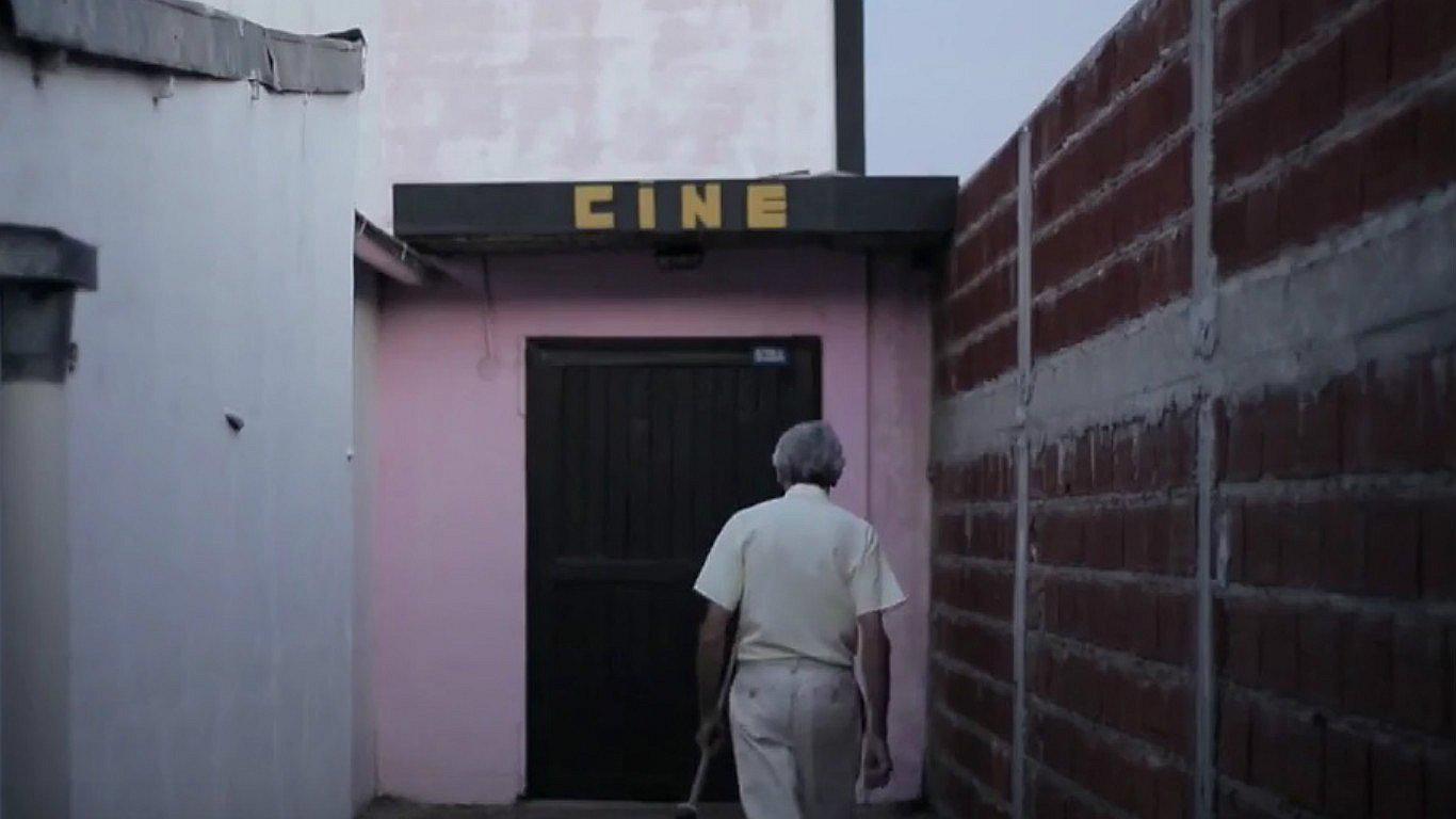 Un cine de concreto: la historia del hombre que construyó un cinema con sus propias manos (VÍDEO)
