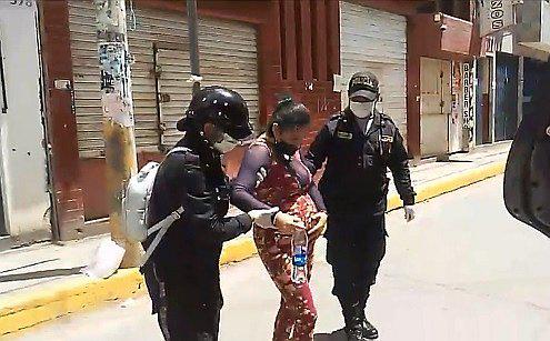 Gestante se desploma en plena calle