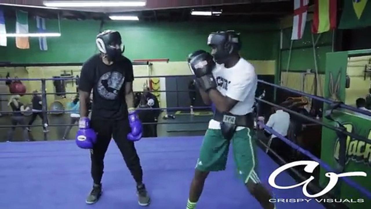  Padre enfrenta a su hijo con un boxeador para enseñarle que no se debe abusar del resto (VIDEO)