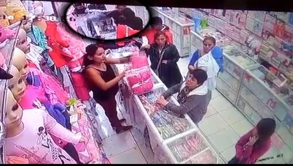 Trujillo: "Tendera" ingresa a una tienda y se lleva ropa de un mostrador (VIDEO)