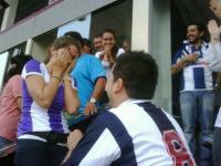Hincha pide la mano de su novia en partido Alianza Lima-Aurich