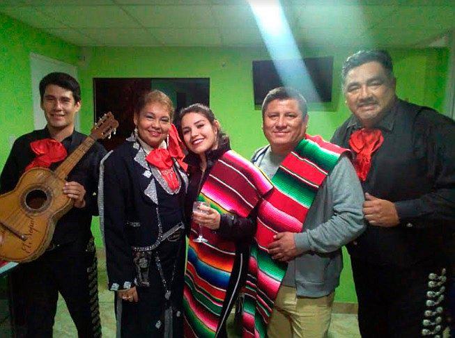 Clavito y su chela y Andrea Fonseca celebraran su aniversario con mariachis