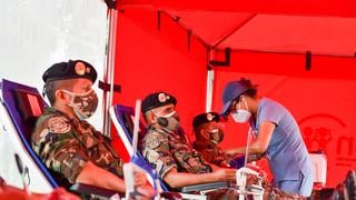Niños con leucemia reciben donación de sangre de bomberos y policías