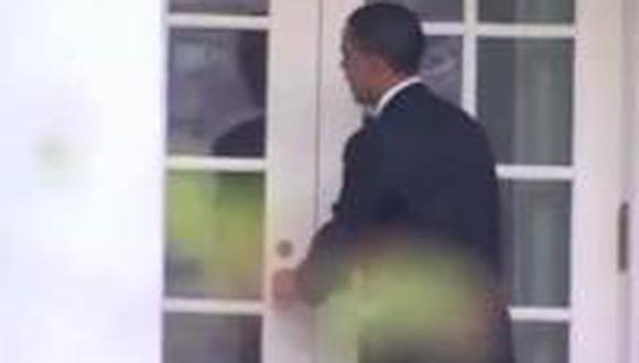 Video: Barack Obama se quedó encerrado fuera de la Casa Blanca 