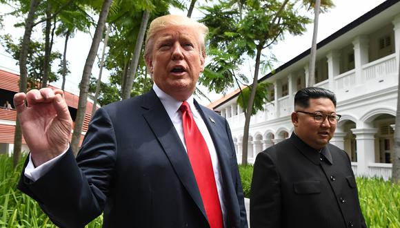 El presidente de los Estados Unidos, Donald Trump, habla con los medios mientras camina con el líder de Corea del Norte, Kim Jong Un, en junio de 2018. (Foto: AFP)