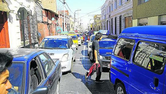 Transporte: taxistas no cumplen las normas, pero exigen permisos