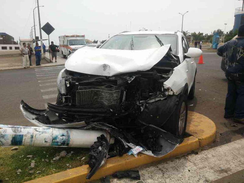 Ilo: Modernos vehículos colisionan y dejan daños materiales