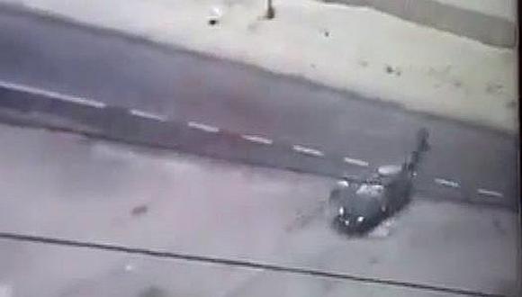 Facebook: Cámara capta terrible choque entre policía motorizado y Tico (VIDEO)